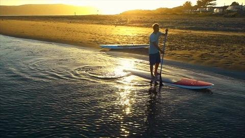 Man paddleboarding in the shallows. 스톡 동영상 88368251