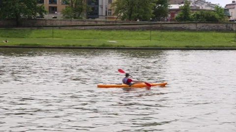 Man paddling in the kayak on the river. Vidéo 155203310