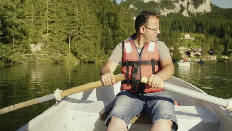 Man Is Paddling On The Small Boat In Middle Of The Lake.  스톡 동영상 162691981