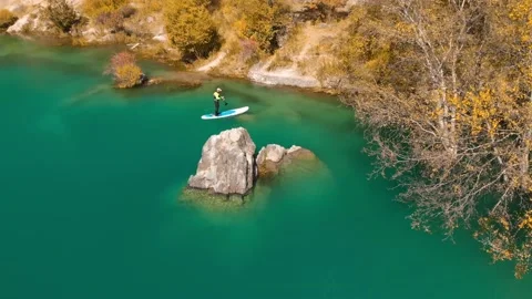 Man is paddling on Sup board in the mountain lake Видео 141056007
