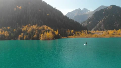 Man is paddling on Sup board in the mountain lake Vidéo 141056632
