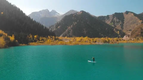 Man is paddling on Sup board in the mountain lake 库存影片 141056727