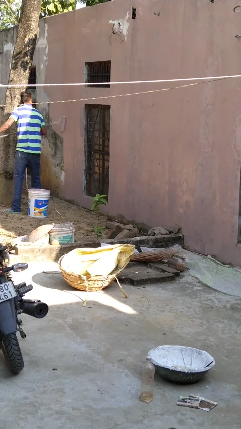 A man is paint on the wall. Video stock 145078172