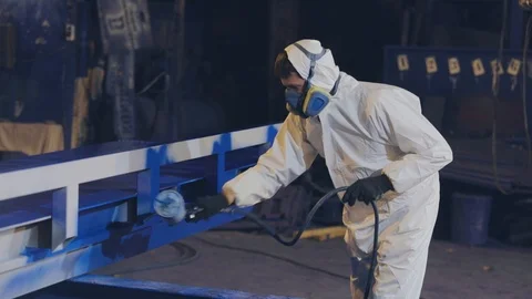 A man paints a large part, a spray gun, painting a large metal part Vidéo 120340338