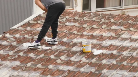 Man Paints Rooftop Tiles Vídeo Stock 98453392