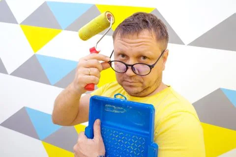 Man paints the wall Foto stock