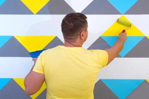 Man paints the wall Foto stock