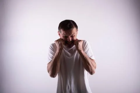 Man in panic attack. Hands at temples, teeth clenched Gambling addiction concept Foto stock