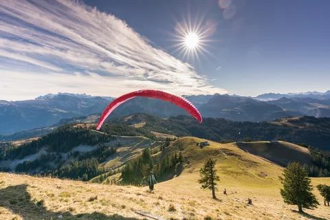 Man with paraglider preparing for take off from the high mountain peak of Chli Foto stock