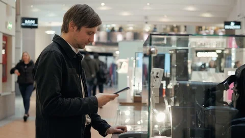 Man paying with NFC technology with smart phone credit card application in 스톡 동영상 89288322