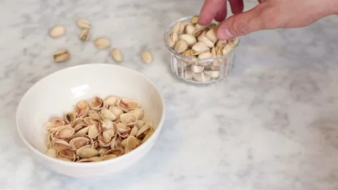 Man peeling and eating one pistachio 库存影片 159952811