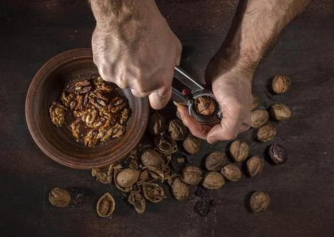 Man peeling nuts Stock-Fotos