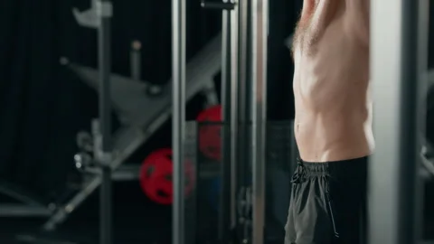 Man Performing Hanging Knee Raises for Abdominal Workout in Gym Video stock 345205900