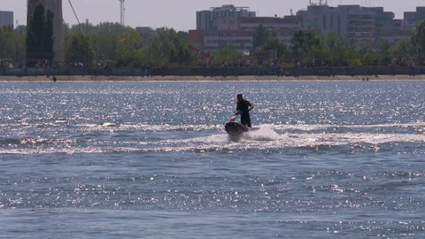 Man performing on a jet ski Stockbeeldmateriaal 115276093