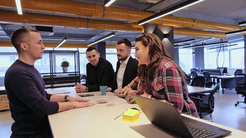 Man performing magic trick for his colleagues 스톡 동영상 94837110