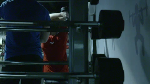 Man Performing Overhead Dumbbell Triceps Extensions in Gym Vídeos de archivo 343098456