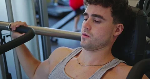 Man Performing Shoulder Press in Gym Видео 323773887