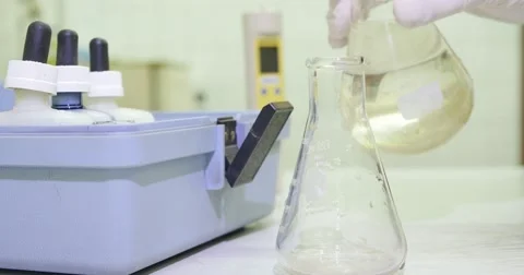 A man performing the water hardness test - the water is soft and good for use 스톡 동영상 50927934