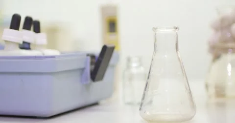 A man performing the water hardness test - the water is soft and good for use 스톡 동영상 50927972