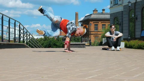 A man performs breakdance in the city street Video stock 201753264
