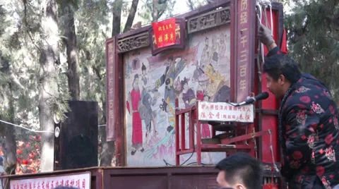 The man performs peepshows to customers at temple fair Stock-Footage 35791106