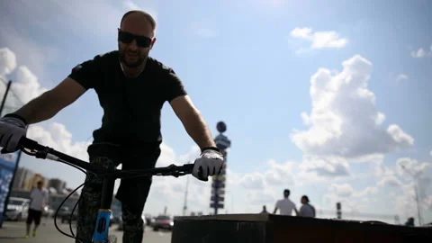 Man performs a trick on a bicycle Video stock 93650982