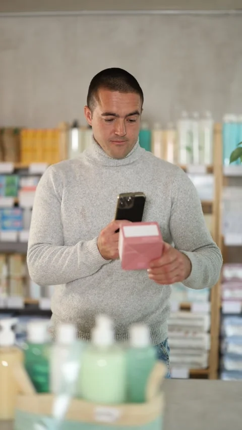 Man in pharmacy scans QR code on probiotic pills Video stock 312628441