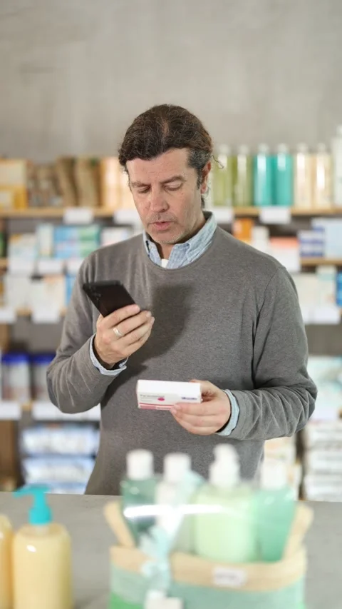 Man in pharmacy scans QR code on paracetamol pills box Video stock 315028630
