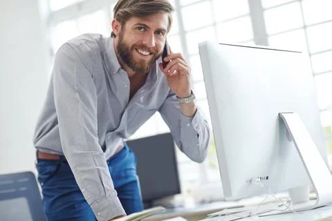 Man, phone call and computer for financial conversation in office, help client Foto stock