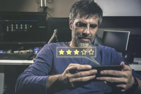 Man with phone doing customer satisfaction survey Foto stock