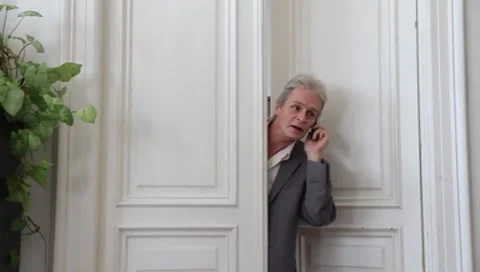 A man phoned in the door Vídeos de archivo 8637663