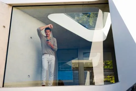 Man phoning behind window Stock-Fotos