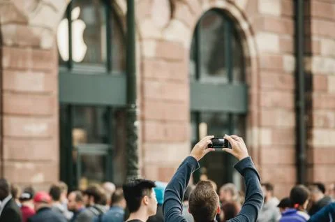 Man photographing iphone launch Fotos de archivo