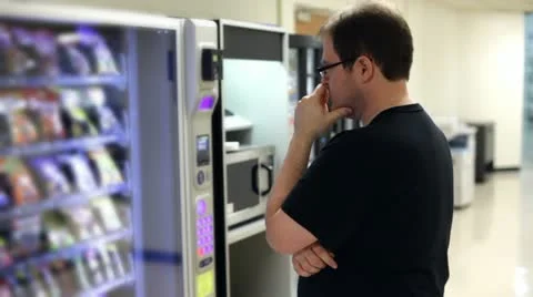 Man picking item out of vending machine Stock-Footage 11159105