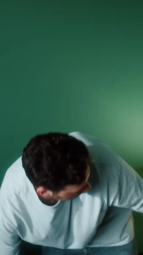 Man picking up trash from bed Vídeos de archivo 322569956