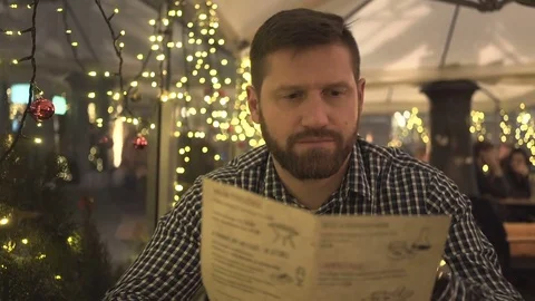 Man placing an order, at night, in cafe, close steadicam portrait 库存影片 72782344