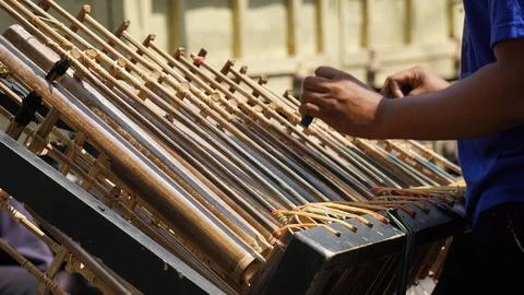 A man is playing angklung Stock-Fotos