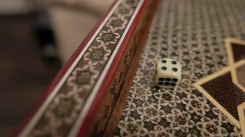 Man playing backgammon Видео 59857018