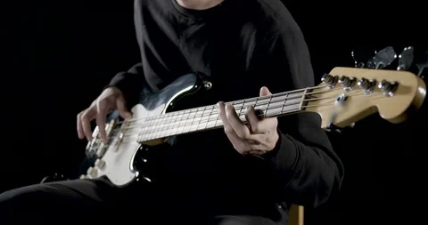 Man playing the bass Stockbeeldmateriaal 101709518