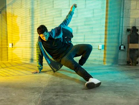 Man playing breakdance in a cellar Foto stock