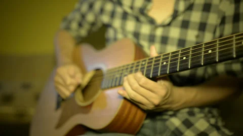 Man playing classical guitar 库存影片 32502574