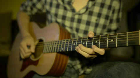 Man playing classical guitar 库存影片 32502687