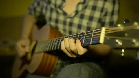 Man playing classical guitar 库存影片 32502706