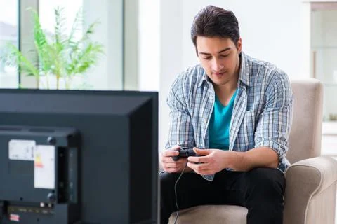 Man playing computer game at home Foto stock