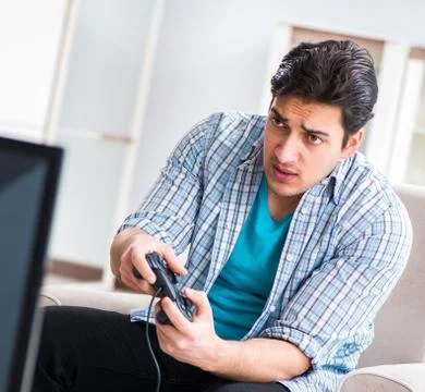 Man playing computer game at home Foto stock