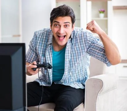 Man playing computer game at home Foto stock