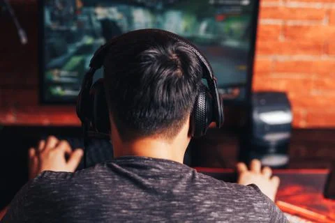 Man playing computer. Foto stock
