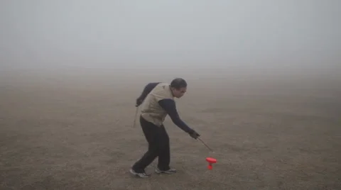 Man playing diabolo in park hazed by mist in the morning/xi'an,shaanxi,china Vídeo Stock 24695779