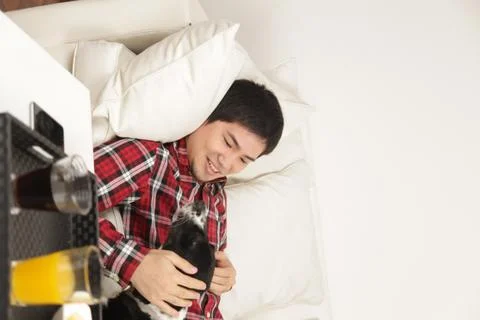 Man playing with the dog Foto stock