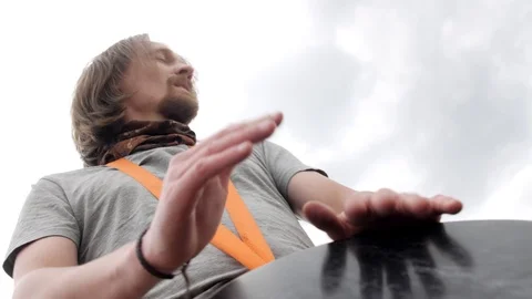 Man playing the drum outdoors 库存影片 103920737